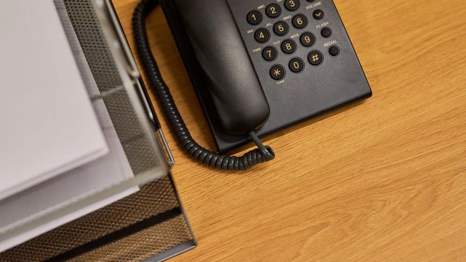 Bureau calme avec téléphone et courrier